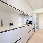 Brand New Gorgeous 2 Bed At Hills!