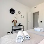 Brand New Gorgeous 2 Bed At Hills! *